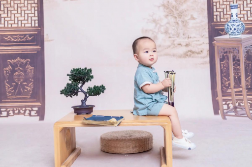 屯昌宝宝边吃奶边挣扎烦躁
